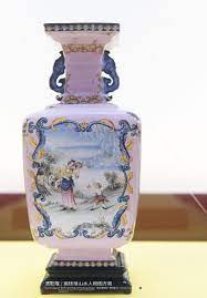 清乾隆画珐琅山水人物图方瓶故宫博物院藏qing dynasty qianlong period 1735 1795 enamel square bottle with figure painting design the palace museum 方瓶带双螭耳外施粉珐琅釉前后巴洛克式卷草开光内绘西洋仕女