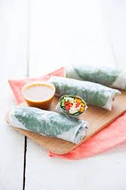 Répéter avec les 7 autres feuilles de riz. Spring Roller Feuille Rouleau De Printemps Recettes Rouleaux De Printemps Rouleau De Printemps Aliments Recette Rouleaux De Printemps Simplifies Roda Dunia