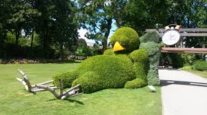 Le Poussin Geant De Claude Ponti Au Jardin Des Plantes De Nantes Superbe Jardin Haie Claude Ponti Jardins
