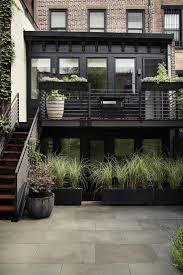 Before After A Modern Townhouse Garden In Brooklyn Gardenista Townhouse Garden Modern Townhouse Exterior Design