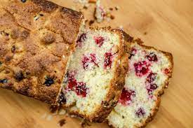 Cranberrys, schokoladenraspel und mandeln unterrühren. Saure Beeren Und Lustiger Cranberrykuchen Kuchengeschichten