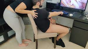 Olgun üvey anne porno izlerken üvey oğluna mastürbasyon yapıyor çevrimiçi  izle
