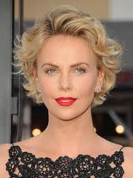 Charlize Theron Soft Round Head Of Wavy Hair Looks Very Feminine Short Wavy Hair Short Hair With Layers Short Hair Styles