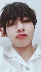 Bts Selca Taehyun V Btsselca Bts Selca Taehyun V Taehyung Selca Kim Taehyung Selca Kim Taehyung Bellezza fuori dal mondo, occhioni da cucciolo, labbra da baciare, sorriso contagioso, voce calda, pazzo, estroverso, altruista, gentile, sensibile, coccolone, dolce ma anche molto seducente, ammaliante e carismatico. bts selca taehyun v btsselca bts