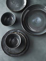 Les Assiettes En Gres Donnent Une Allure Maison De Campagne A N Importe Quelle Table Set De Vaisselle Vaisselle En Ceramique Vaisselle
