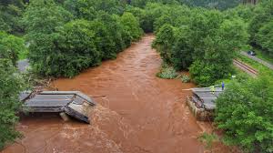 L'allemagne durement touchée avec au moins 19 morts la rivière volme débordant dans les rues de la petite ville de priorei, près d'hagen, dans l'ouest de l'allemagne, le 15 juillet 2021 20sdfuam3gl7xm