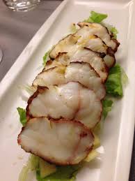 Posizionare il presce su un tagliere e con l'aiuto delle forbici o di un coltelo affilato, tagliare le pinne laterali Rana Pescatrice O Coda Di Rospo Cibo Ricette Cucinare Il Pesce