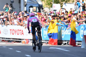 El ciclista ecuatoriano richard carapaz ha conquistado con la camisa rosa del giro de italia el corazón de todo un país que espera ansioso verle campeón el próximo domingo tras la etapa final de verona. Giro De Italia El Ecuatoriano Richard Caparaz Campeon