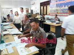 Berikut ini adalah cara melakukan perpanjangan sim di layanan sim keliling pemohon dapat mendatangi kantor samsat terdekat atau layanan sim keliling di wilayahnya dan melakukan perpanjangan sim sebagaimana biasanya. Samsat Minut Tolak Pungli Pegawai Dan Warga Harus Pakai Id Card Sulutaktual Com