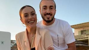 Yüzünde hasar oluşan erkan, tedavi olmak amacıyla nöroloji doktoru lale koldaş'a gitti. Ezgi Mola Nin Sevgilisi Mustafa Aksakalli Kimdir Mustafa Aksakalli Kac Yasinda Ne Is Yapiyor