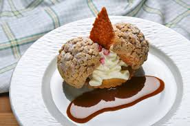 Notre Saint Honore Deux Choux Craquelin Fourres A La Creme Vanille Et Une Pointe De Creme Fouettee Sur Un S Sauce Caramel Beurre Sale Nougatine Sauce Caramel