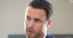 De retour de valenciennes, le commandant renoir et le capitaine dumas sont accueillis par leurs conjoints respectifs. Raphael Lenglet Candice Renoir J Ai Mis Le Hola Sur Les Scenes Denudees Puremedias