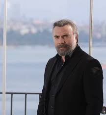 Ortaokulda bir sene kalan kaynarca, liseyi de altı senede bitirdi. Oktay Kaynarca