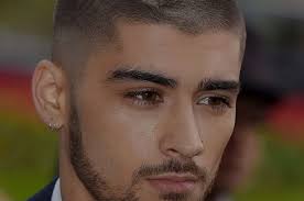 Bagi lelaki mode pertama yang diperhatikan adalah model potongan rambutnya. 5 Rekomendasi Gaya Rambut Pria Untuk Pasanganmu Di Hari Lebaran Salah Satunya Seperti Zayn Malik