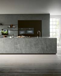 die grosszugige freistehende kucheninsel in ceramic marmor grigio nachbildung bestimmt den raum auf archaische kuche luxus innenarchitektur kuche kuchen design