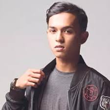 Senarai nama disusun menurut nama pentas yang digunakan diikuti dengan nama sebenar jika diketahui tanpa memasukkan sebarang gelaran sama ada pada nama pentas itu sendiri mahupun pada nama sebenar. Eksklusifnya Nama Aiman Tino