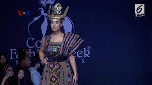 Modifikasi kain tenun jadi gaun panjang kembang / sewa busana betawi dot com i ph. Video Kain Tenun Ntt Mencuri Perhatian Di Couture Fashion Show New York Lifestyle Liputan6 Com