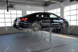 Laut internationalem speditionsgesetz muss der fahrer die ware nur bis zur bordsteinkante liefern. Das Auto Auf Der Hebebuhne In Einer Garage Fur Reparaturen Lizenzfreie Fotos Bilder Und Stock Fotografie Image 33537418