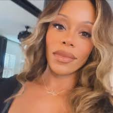 Brad Pitt, 60, und seine Freundin Ines de Ramon, 34, sahen geliebt aus, als  sie zusammen einen seltenen öffentlichen Auftritt beim F1 Grand Prix in  Silverstone, Großbritannien hatten 📸: Getty