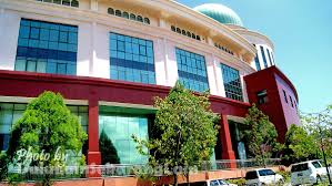 Kompleks ini terdiri daripada sebuah menara pejabat 33 tingkat dan dua bangunan pejabat 9 tingkat dan menempatkan pejabat ketua menteri negeri dan anggota kabinet kerajaan negeri yang lain. Kompleks Pentadbiran Kerajaan Persekutuan Sabah Kelab Sukan Kebajikan Gmssb Sambutan Hari Raya Kompleks Kompleks D Pusat Pentadbiran Kerajaan Persekutuan Pusat Pentadbiran Kerajaan Persekutuan Bandar Mu Adzam Shah Jppm Sarawak