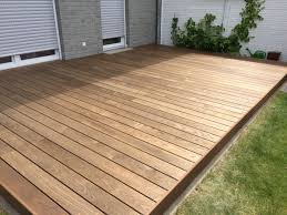 Auch bei bau einer holzterrasse lohnt es sich aber, ein paar details zu beachten, die sich positiv auf die lebensdauer auswirken. Holzterrasse Aus Thermoesche In 2020 Holzterrasse Kleiner Hinterhof Design Balkonboden Holz