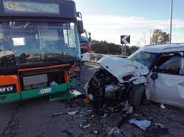Oggi, giovedì 20 maggio, alle ore 12:00, nella sala municipale del comune di altamura, il sindaco di bari. Auto Contro Bus In Viale Italia A Matera Incidente Stradale Con Tre Feriti Sassilive