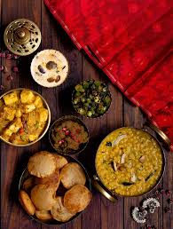 Weekend Thaali With A Touch Of Festivities Matar Paneer Dahi Baingan Bhindi Bhujia Cholar Daal Mini P In 2020 Recipes Authentic Recipes Veg Recipes Of India