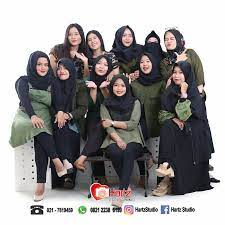 Menerima segala jenis liputan photo outdoor maupun indoor/studio, seperti foto wedding, prewedding, acara/pesta, foto wisuda bersama keluarga, photo product/food & drink, maternity, personal, photo group/team, dan lainnya. Hartz Studio Foto Bareng Teman Foto Friendship Foto Facebook