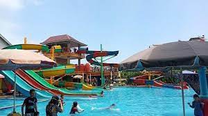 Dan jika kamu ingin tempat bersantai bersama keluarga atau teman ada. Harga Tiket Masuk Arau Mini Water Park Tempat Wisata Air Di Padang Tribun Travel