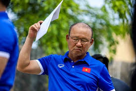 Các hình ảnh trên mạng cho thấy nhiều người đã đổ ra đường phố khắp việt nam để ăn mừng chiến thắng của đội tuyển bóng đá, và không ít người mang theo hình ảnh của ông park, quốc kỳ việt nam và cả cờ của hàn. Bui Tiáº¿n DÅ©ng Ä'Æ°á»£c Ton Vinh Hlv Park Hang Seo Ná»•i Giáº­n
