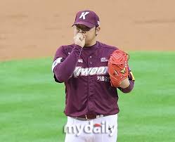 Born june 26, 1993) is a south korean relief pitcher who plays for the nexen heroes of the kbo league. ì™€ë¥´ë¥´ ë¬´ë„ˆì§„ í•œí˜„í¬ 3ì´ë‹ 6ì‹¤ì  ê°•íŒ ì˜¬ ì‹œì¦Œ ìµœì•…íˆ¬ Mdë¼ì´ë¸Œ ë„¤ì´íŠ¸ë‰´ìŠ¤