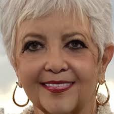 Today Feb.8,Chris and I celebrate our 1 year anniversary! Because two  people fell in love Gandy & Co was created! Some may know our story and for  those that do not I