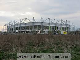 Het verving het kleinere bökelbergstadion, dat niet meer aan de moderne veiligheidsnormen en internationale voorwaarden voldeed. Stadion Im Borussia Park Borussia Monchengladbach German Football Grounds