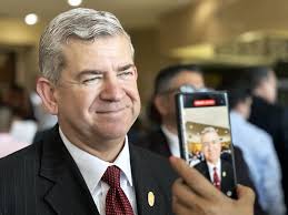 Que la vida te regale tanta felicidad como la que nos has dado. Feliz  cumpleaños! 6570 amaneceres.