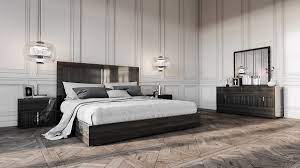 The picasso is finished in a marvelous elm grey lacquer which is accentuated by shiny chrome acrylic accents. Modrest Ari Italian Modern Grey Bedroom Set