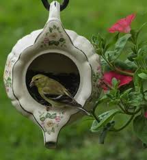 36 Beautiful Diy Teapot Garden Ideas Home Decor Diy Design Beautiful Diy Garden Homedecordiydesign Id V 2020 G Sadovye Idei Samodelnye Kormushki Kormushka Dlya Ptic