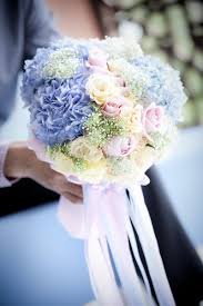 Die hortensien (hydrangea) sind eine pflanzengattung in der familie der hortensiengewächse (hydrangeaceae). Brautstrauss Mit Rosen Und Hortensien Heiraten Mit Braut De Blaue Hortensien Hochzeit Blumenstrauss Hochzeit Brautstrauss