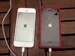 Sub bateria telefonului, dacă modelul tău îţi oferă acces la acumulator. Ce Trebuie Sa Faci Atunci Cand Un Ipad Sau Iphone Nu Porneste