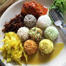 Ia terdiri daripada nasi putih, tomato, kacang tanah, pandan, lemuni (herba wangi), minyak mentah dan hujan panas yang disusun kemas di atas pinggan. Nasi 7 Benua Koo Boo Cafe Bayan Lepas Restaurant Bewertungen Telefonnummer Fotos Tripadvisor