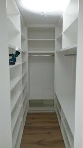 Schlafzimmer Ideen Fur Kleine Raume Ikea In 2020 Begehbarer Kleiderschrank Kleiner Raum Begehbarer Kleiderschrank Klein Kleiner Kleiderschrank