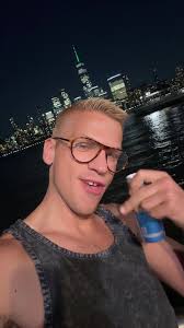 Haven’t learned the apple dance yet #guess #fyp #charlixcx #brat  #bratsummer #gay #gayfyp #nyc