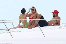 A few days after the yacht pictures surfaced, simmons' sister olivia tweeted saying. Kendall Jenner Lounges On Yacht Alongside Beau Ben Simmons In Mexico Daily Mail Online
