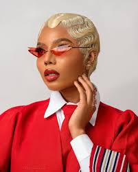 medlincouturecollection 的強力裝備總是帶來那鋒利、結構化的審美,讓女士們擁有buff的造型。  這是@nancyisimeofficial 和@liquorose 如何用短髮造型。 我們都知道