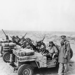 David Stirling (derecha) junto a sus hombres en el desierto. Los jeeps equipados con ametralladoras Vickers K revolucionaron la movilidad táctica, generada por IA
