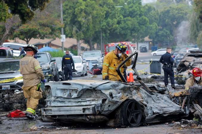 Acidentes com jatos executivos em áreas urbanas ou rodovias geram cenários de destruição extrema e demandam resgate imediato., do AI tạo