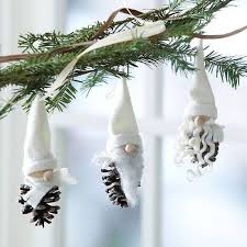 Couronne de noël en mini paquets cadeaux décoratifs pour une fête haute en couleurs. Deco De Noel A Faire Soi Meme Pour Adulte En Plusieurs Idees Faciles A Realiser Avec Une Magnifique Video En Hd De Musique De Noel Planete Quebec