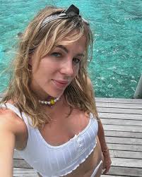 Bear with me please 😅🏝️ blogger...