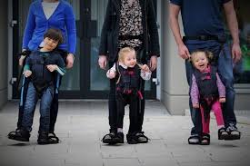 Ab wann können kinder laufen? Upsee Tolle Gehhilfe Fur Kinder Die Nicht Laufen Konnen Freshdads Vater Helden Idole