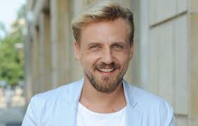 Jedyna oficjalna strona pawła domagały. O Mnie Sie Nie Martw Pawel Domagala Swietuje 35 Urodziny Swiatseriali Pl