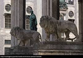 Enjoy its classical architecture, especially the feldherrnhalle based on the loggia dei lanzi in florence. Die Lowen Am Munchner Odeonsplatz Lizenzfreies Bild 1445299 Bildagentur Panthermedia